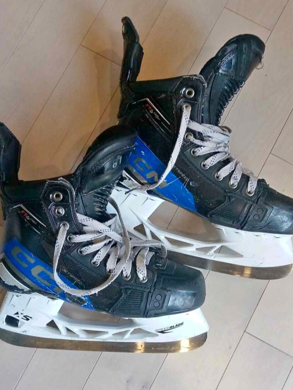 Patins CCM Ft6 Pro costum  grandeur 6.5 régulier/ Regular